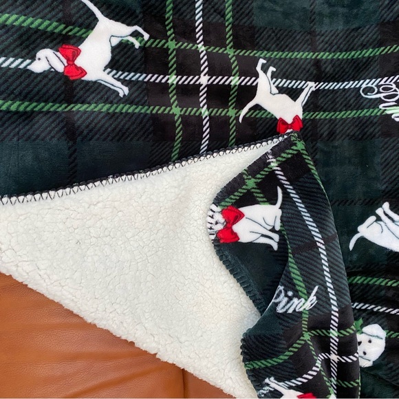 NWT Pink Cozy Fleece Blanket - Picture 7 of 9